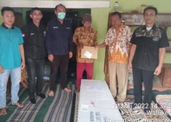 JENAZAH Wakiah, 57, diserahkan kepada ahli keluarganya di Desa Wakutebo, Banyuwangi, Jawa Timur.-AGENSI