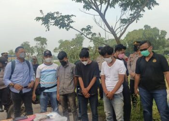 TIGA suspek yang membuat laporan palsu mengenai kemalangan jalan raya diberkas pihak polis di Kalimalang.-AGENSI