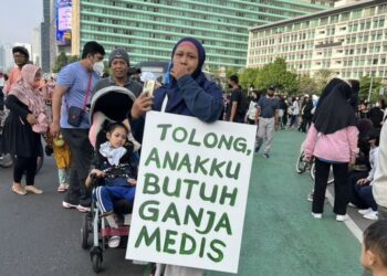 KEHADIRAN Santi bersama suami dan anaknya, Pika mencuri tumpuan ramai di Jakarta. - AGENSI