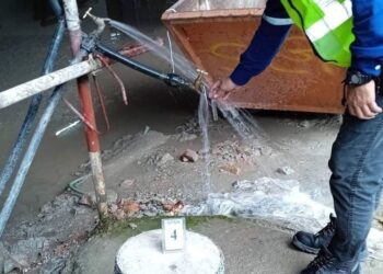 DUA tapak pembinaan pangsapuri di Kuala Lumpur dikenakan tindakan kerana melakukan sambungan bekalan air secara tidak sah. - Foto/SPAN