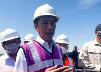 JOKOWI semasa merasmikan Terminal Kijing di pelabuhan Pontianak, Kalimantan Barat.-KOMPAS