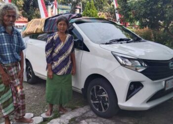 LELAKI berpakaian selekeh yang disangka pengemis membeli kereta secara tunai.-AGENSI