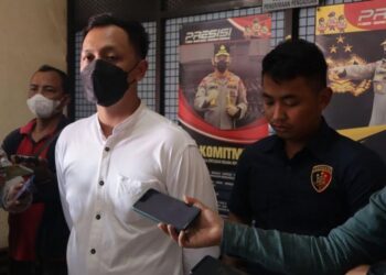KETUA Unit Siasatan Jenayah Tarakan, Muhammad Aldi semasa sidang akhbar mengenai kes bunuh tersebut.-AGENSI