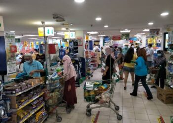 KEADAAN di sebuah pasar raya pengguna membuat pembelian panik berikutan pengumuman Total Lock Down oleh kerajaan semalam.