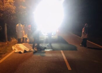 SEORANG remaja maut manakala rakannya pula parah dalam kejadian kemalangan motosikal di Jalan Keretapi Lama-Juasseh, Kuala Pilah malam tadi.-GAMBAR/ IHSAN POLIS