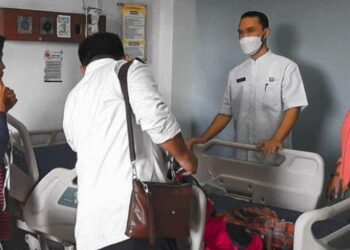 MANGSA dibawa ke hospital bagi mendapatkan rawatan selepas bapanya memotong kemaluannya ketika dia tidur. - AGENSI