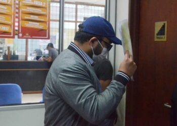 SEORANG doktor dihadapkan ke Mahkamah Majistret Butterworth, Pulau Pinang hari ini atas lima pertuduhan bersubahat memperakukan pembayaran pembekalan tidak wujud berjumlah RM16,875.