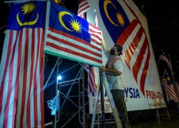 KOMUNITI Warga Prihatin, Taman Lestari Putra, Seri Kembangan Selangor menyemarakkan program kemerdekaan dengan memasang 1,064 bendera dan menaikkan logo Malaysia Prihatin setinggi 6.064 meter. - UTUSAN/FARIZ RUSADIO