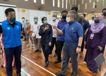 DR. Adham Baba  ketika membuat lawatan bagi melihat persediaan pembukaan PPV Integrasi dan simulasi pengoperasian di Dewan Serbaguna Taman Nusantara, Gelang Patah di Johor.
