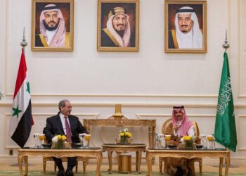 PUTERA Faisal Farhan (kanan)  bertemu dengan Faisal Mekdad di Jeddah. -REUTERS