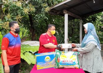 TUANKU Syed Faizuddin Putra Jamalullail (dua dari kanan) berkenan bagi menyampaikan sumbangan zakat MAIPs kepada salah seorang penerima terpilih selepas mengikuti Program Berbasikal Kayuhan MAIPs Peduli Menjejaki Dan Menyantuni Asnaf sekitar Kampung Santan dan Kampung Alor Sena, hari ini. -UTUSAN