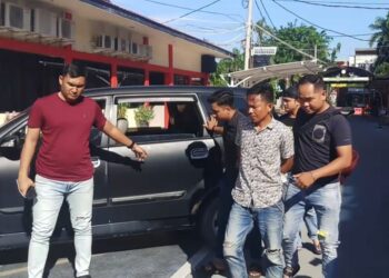SUSPEK ditahan polis selepas menikam bekas isteri dan bakal suaminya dalam kejadian di Karimun, Riau. - AGENSI