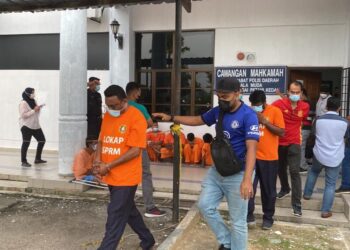 PEGAWAI dan anggota polis diiringi pegawai SPRM selepas direman enam hari di Mahkamah Sungai Petani hari ini.