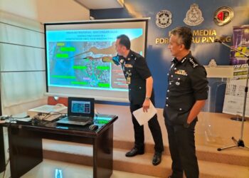 MOHD. SHUHAILY Mohd. Zain (kanan) melihat peta penutupan dan lencongan jalan secara berperingkat yang akan dilaksanakan sempena acara Penang 2nd Bridge PDRM 2022, di Pulau Pinang dalam sidang akhbar di IPK Pulau Pinang, George Town hari ini.