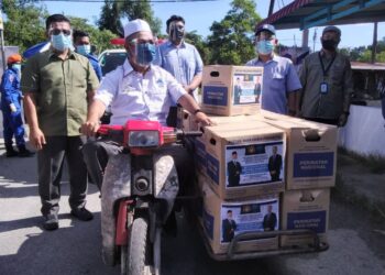 SYED Abu Hussin Hafiz Syed Abdul Fasal mengagihkan sumbangan bakul makanan kepada penduduk di Kampung Menteri di Kuala Sepetang hari ini. - UTUSAN/WAT KAMAL ABAS
PKPD: Hasil ikan Kuala Sepetang terjejas.
