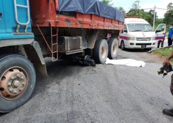 KEADAAN mayat remaja yang digilis lori muatan batu berhampiran Kampung Kepayang, Jalan Gopeng-Simpang Pulai di Ipoh hari ini. - UTUSAN/IHSAN JBPM PERAK