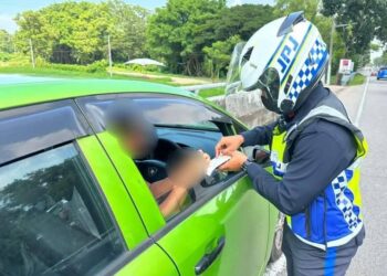ANGGOTA JPJ memeriksa kenderaan yang melalui Jalan Tenggiri, Seberang Jaya, Pulau Pinang dalam Ops Tali Pinggang Keledar semalam. - Pix: Facebook JPJ Pulau Pinang