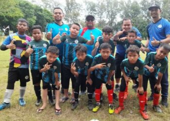 PARA pemain bawah usia 11 tahun KTSA bersama barisan kejurulatihan bergambar selepas muncul naib johan Kejohanan Piala Mohd Kaairi bin Alwi di Padang Lagoon, Kuala Terengganu.