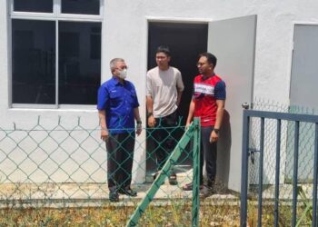 Adham Baba ketika  lawatan ke RMMJ Taman Kota Jaya 2 bagi mendengar rintihan pembeli yang kecewa dengan penangguhan kemasukan ke rumah berkenaan yang didakwa telah ditunda beberapa kali.