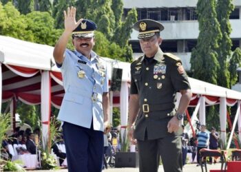 GATOT Nurmantyo (kanan) dan Hadi Tjahjanto ketika majlis serah terima tugas Pangliman TNI di Jakarta Timur pada 2017. - TEMPO