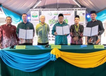 AMRAN Hazali (tiga dari kanan) dan Ahmad Zakiyuddin Abdul Rahman (tiga dari kiri) pada majlis menandatangani perjanjian kerjasama antara ZPP, IKTBN dan Koperasi IKBN untuk projek SPERA di pekarangan Masjid Kubang Ulu, Bukit Mertajam, Pulau Pinang semalam.