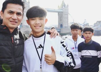 DUANGPETCH Promthep (tengah) ketika berada di London, tahun lalu. - AGENSI