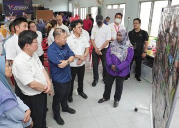 CHAN Foong Hin (baju biru) dan Chow Kon Yeow ketika melawat Pusat Operasi ASF dekat Balai Raya Perkampungan Valdor, Nibong Tebal, Pulau Pinang hari ini.