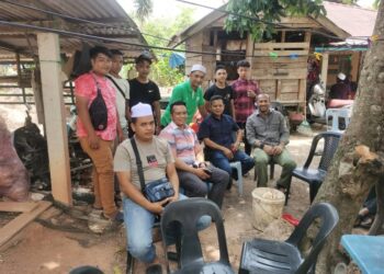 KAMARUL Azman Khamis (dua dari kiri) bersama mahasiswa UUM menyertai 
aktiviti motivasi dan gotong-royong di Kampung Lubok Merbau Pedu.- UTUSAN