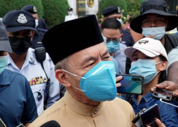 MOHD. Annuar Zaini ditemui pemberita di pekarangan Istana Kinta di Ipoh hari ini. - UTUSAN/ZULFACHRI ZULKIFLI