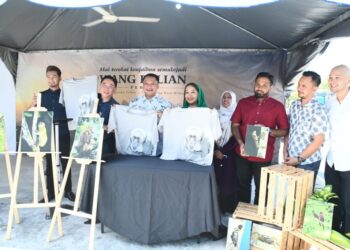 TUANKU Syed Faizuddin Putra Jamalullail (tiga dari kiri) bersama Raja Puan Muda Perlis Tuanku Hajah Lailatul Shahreen Akashah Khalil (empat dari kanan) berkenan melawat pameran bersempena pelancaran Projek Wang Kelian: Lembah Yang Kian Hilang di Hotel Putra Brasmana, Kangar, Perlis hari ini. -UTUSAN/IZLIZAN OTHMAN