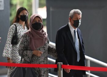 AHMAD RAMLI MOHD. NOR hadir di Mahkamah Sesyen Kuala Lumpur bagi menghadapi pertuduhan pecah amanah melibatkan projek pembinaan kapal tempur pesisir pantai (LCS). UTUSAN/FAUZI BAHARUDIN