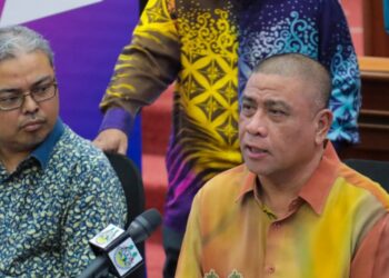 SAARANI Mohamad (kanan) pada sidang akhbar selepas menyaksikan MoU antara MBI dengan YTL Communications Sdn Bhd dalam projek liputan rangkaian 5G di bandar raya Ipoh hari ini. - UTUSAN/IHSAN MBI