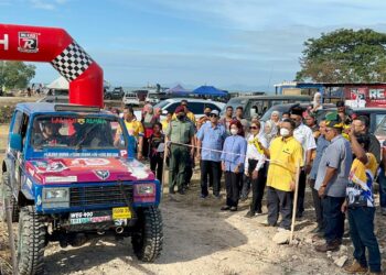 TUANKU Syed Faizuddin Putra Jamalullail (tiga dari kanan) dan Tuanku Hajah Lailatul Shahreen Akashah Khalil (empat dari kanan) berkenan bagi membuat pelepasan Pertandingan 4x4 Challenge bersempena Temasya Warna-Warni Kampung Seberang Ramai Kuala Perlis, Perlis. -UTUSAN