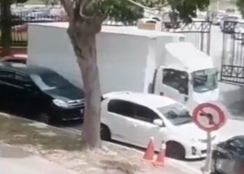 TANGKAP layar rakaman kamera litar tertutup (CCTV) yang memaparkan lori melanggar lebih 10 kereta di Kompleks E, Putrajaya, baru-baru ini - Sumber media sosial