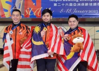 MUHAMMMAD Rafiq Ismail (tengah), Timmy Tan (kiri dan Tun Ameerul Hakim Tun Hasnul Azam memenangi pingat emas, perak serta gangsa All Events lelaki pada Kejohanan Asia di Hong Kong semalam