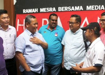 AMINUDDIN Harun (tiga dari kiri) bersama sebahagian petugas media pada Majlis Ramah Mesra Calon Bersama Media di Port Dickson hari ini.