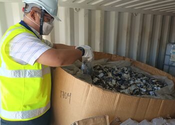 PEGAWAI JAS Pulau Pinang memeriksa komponen elektronik yang diimport dari AS yang dipercayai cuba dilupuskan secara haram di negara ini dalam pemeriksaan di NBTC, Pulau Pinang hari ini.