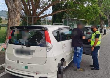 ANTARA ulat teksi yang ditahan JPJ Pulau Pinang selepas didapati mengambil penumpang secara haram dalam Ops Ulat di LTAPP, Bayan Lepas semalam. - Pic: IHSAN JPJ PULAU PINANG