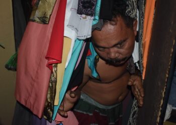 LELAKI warga Indonesia yang ditemui bersembunyi dalam almari baju di sebuah rumah di Klang, Selangor, semalam.