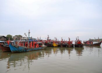 Rintihan nelayan kelas C2 di seluruh negara yang mengeluh susulan kenaikan harga diesel dijual kepada mereka RM2.70 seliter.- Gambar hiasan