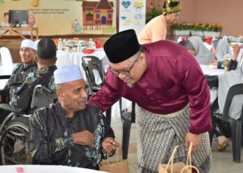 ABD. RAZAK Abd. Rahman menyantuni  penghuni sempena Majlis Meraikan Syawal Bersama Warga Emas di Kompleks Darul Hanan di Kepala Batas, Pulau Pinang hari ini. - Pix: SITI NUR MAS ERAH AMRAN