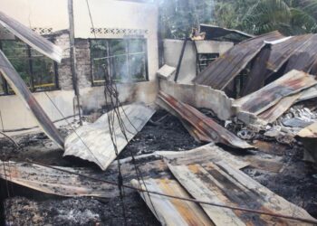 KEADAAN rumah yang musnah dalam kebakaran yang mengorbankan seorang warga emas di Felcra Lubuk Sireh, Padang Besar, Perlis, hari ini. -UTUSAN