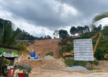 Keadaan cerun runtuh di Jalan Teratai 1/2 J, Taman Bukit Permai, Ampang pada Mac 2022 belum siap dibaiki pihak kontraktor dilantik PBT.