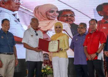MAHDZIR Khalid (dua kiri) menyampaikan sijil lantikan kepada Mawar Karim mewakili Fareeda Group sebagai rakan kerjasama ketika merasmikan Pusat Daya Maju Kemas di Pejabat Kemas Padang Terap, Kuala Nerang hari ini. - UTUSAN/ SHAHIR NOORDIN