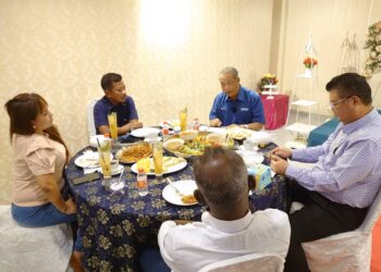 MUHYIDDIN Yassin (tengah) ketika menyertai program santai bersama wakil-wakil NGO di Bandar Baru Uda, Johor Bahru menjelang Pilihan Raya Negeri Johor.