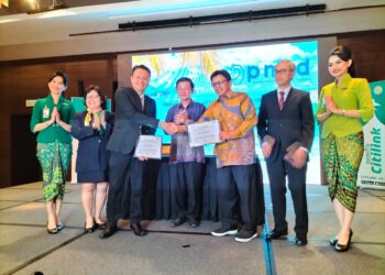 CHOW Kon Yeow (tengah) pada majlis pelancaran video Pusat Pelancongan Perubatan Pulau Pinang (P. MED) dan majlis menandatangani kerjasama Protokol Pelancongan Perubatan dengan PT Citilink Indonesia di George Town, Pulau Pinang hari ini.