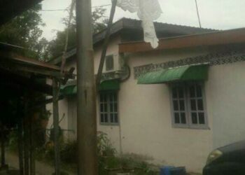 SALAH sebuah rumah yang mengibarkan bendera putih selepas mendakwa terputus barangan makanan di Kuala Kedah, Alor Setar semalam. - MEDIA SOSIAL
