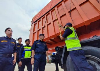 ADENAN Md Isa ketika mengetuai operasi JPJ dalam Ops Rentas di plaza tol Sungai Dua arah selatan, Butterworth, Pulau Pinang hari ini. - Pix IQBAL HAMDAN