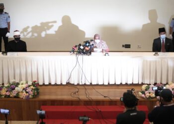 MASITAH Ab. Jalar (tengah) melakukan pengisytiharan taubat (istitabah) dengan disaksikan Anhar Opir (kiri) dan Mohd. Shahzihan Ahmad di Dewan Syarahan dan Muzakarah Islam, Masjid Sultan Salahuddin Abdul Aziz Shah di Shah Alam, Selangor hari ini. UTUSAN / ZULFADHLI ZAKI