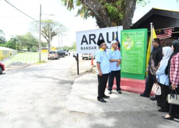 MOHD. Shukri Ramli mengadakan lawatan ke Rumah Warisan Arau dan Projek Pekan Warisan Bandar Diraja Arau di Arau, Perlis hari ini.-UTUSAN/IZLIZAN OTHMAN